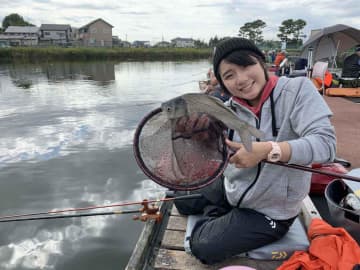 女子高生とへらぶな釣り対決 大会の勝敗をかけてのプライドバトル 奇跡の結果が 千葉百々絵 ちばももか B ビードット