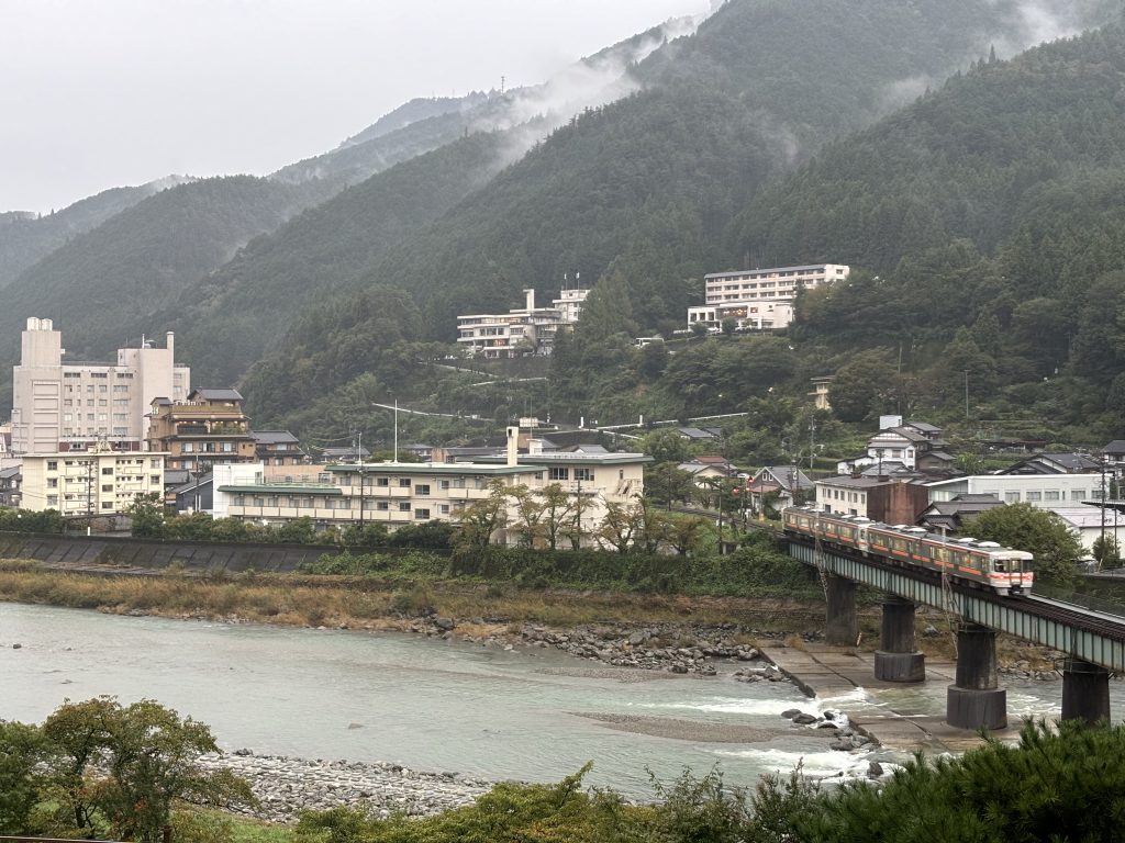 宿の部屋 3階から飛騨川を望む~岐阜県下呂市より。列車はJR高山本線、手前は至高山駅方面、奥へは至名古屋駅方面